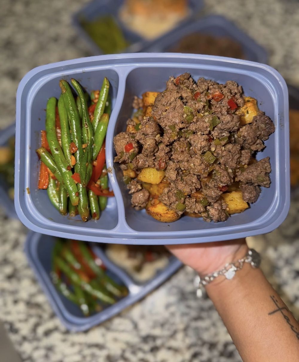 Seasoned ground beef over roasted potatoes with green beans and peppers